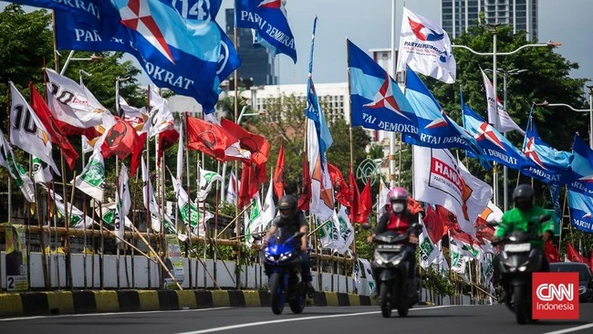 Kakek Nenek Cedera Serius Usai Tersangkut Bendera Parpol di Mampang